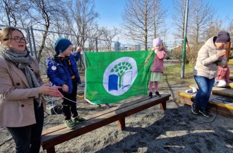 Frá afhendingu grænfánans í Álfaheiði.