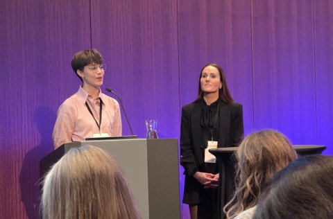 Marín Rós Eyjólfsdóttur og Amanda K. Ólafsdóttir á fjármálaráðstefnu sveitarfélaganna.