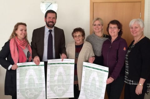 Afhending endurskoðaðra árganganámskrrár 2015. Á myndinni er nefndin sem vann að endurskoðuninni me…