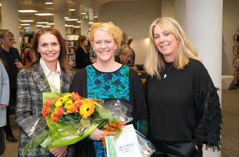 Á mynd frá vinstri: Ásdís Kristjánsdóttir bæjarstjóri, Lilja Sigurðardóttir bæjarlistamaður 2023 og…