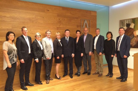 Ný bæjarstjórn stillir sér upp fyrir myndatöku fyrir fyrsta fund bæjarstjórnar 24. júní 2014.