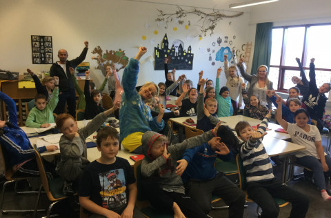 Magga Stína og nemendur í Smáraskóla undirbúa atriði fyrir Barnamenningarhátíð í Kópavogi.