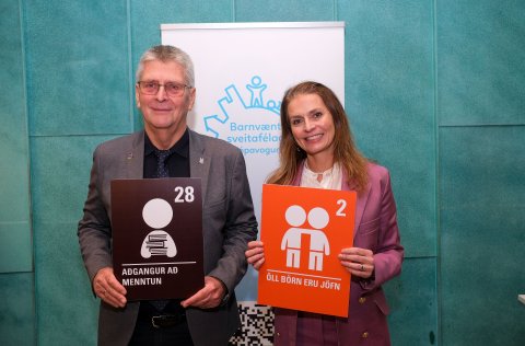 Guðmundur Ingi Kristinsson barna- og menntamálaráðherra og Ásdís Kristjánsdóttir bæjarstjóri með sí…