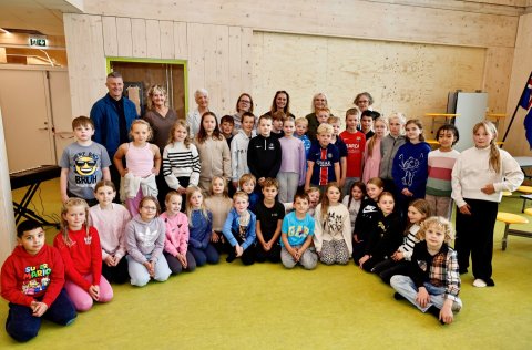Nemendur í 4.bekk Barnaskóla Kársness ásamt bæjarstjóra og góðum gestum.