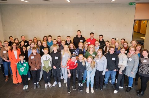 Fulltrúar á Barnaþingi 2023, starfsfólk og bæjarstjóri Kópavogs stilltu sér upp til myndatöku í hád…
