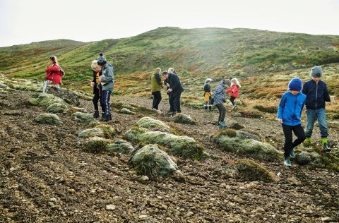 Frá sáningu í Selfjalli með nemendum í Waldorfskólanum í Lækjarbotnum.