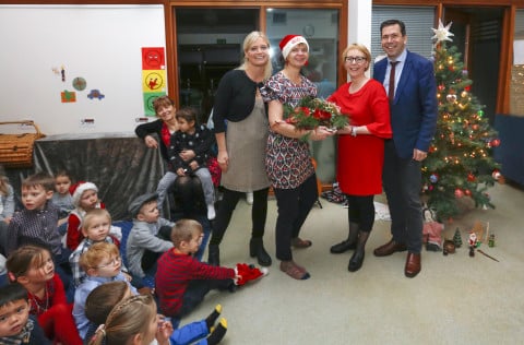 Birte Harksen ásamt leikskólastjóranum Sigrúnu Huldu Jónsdóttur, Ármanni Kr. Ólafssyni bæjarstjóra …