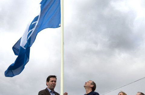 Ármann Kr. bæjarstjóri flaggar Bláfananum við smábátahöfnina