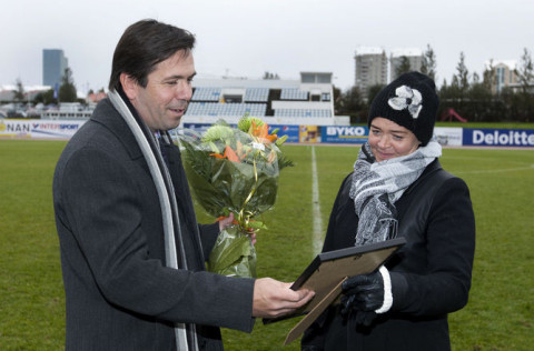 Borghildur Sigurðardóttir tekur við viðurkenningunni frá Ármanni Kr. Ólafssyni bæjarstjóra