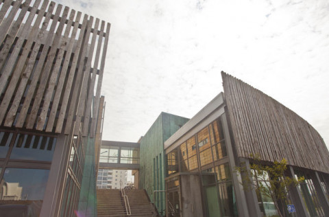 Salurinn í Kópavogi til vinstri og bókasafn Kópavogs til hægri