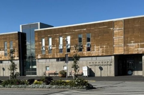 Aðalsafn bókasafnsins og Náttúrusafn