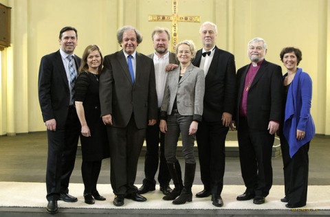 Á myndinni eru: Ármann Kr. Ólafsson bæjarstjóri og Hulda Pálsdóttir eiginkona hans. Andreas Loesch,…