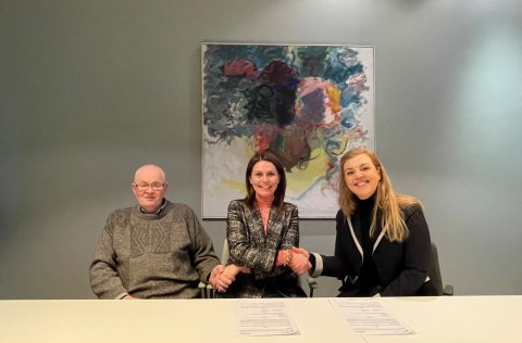 Á myndinni eru frá vinstri, Tryggvi K. Magnússon, forstöðumaður áfangaheimilisins, Ásdís Kristjánsd…