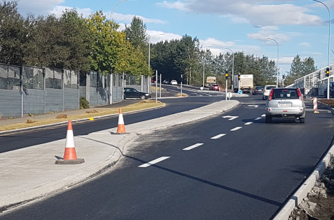 Umferðaljós við Dalveg og Hlíðarhjalla.