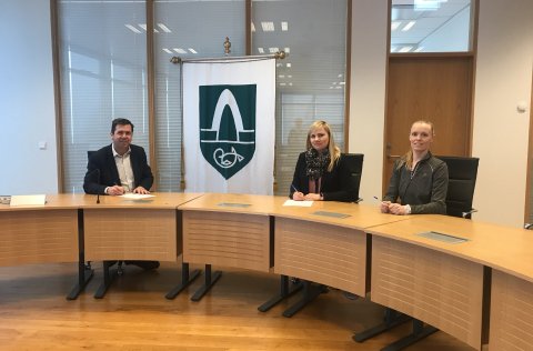 Á mynd frá vinstri: Ármann Kr. Ólafsson bæjarstjóri Kópavogs, Halla Thoroddsen framkvæmdastjóri Sól…