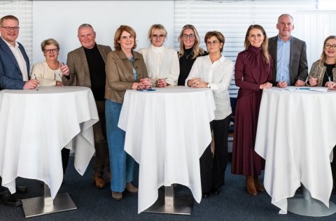 Mynd tekin við undirritun stofnsamninga í Garðaholti, Garðabæ, talið frá vinstri: Hansína Þóra Gunn…