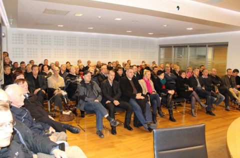 Um hundrað manns voru á undirbúningsfundi um atvinnumál í bæjarstjórnarsalnum fyrir jól.