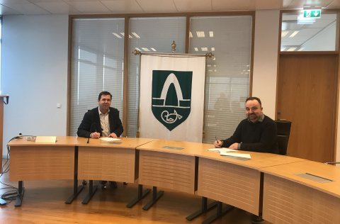 Á myndinni eru Ármann Kr. Ólafsson bæjarstjóri og Haraldur Teitsson framkvæmdastjóri.