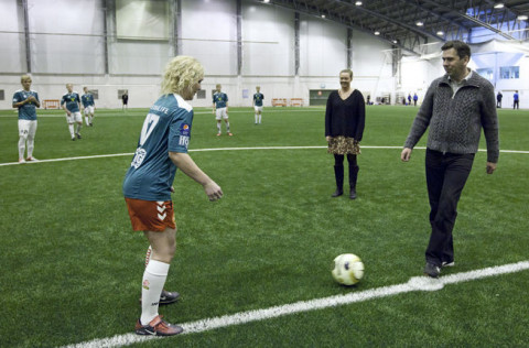 Ármann Kr. Ólafsson bæjarstjóri, Una María Óskarsdóttir, formaður íþróttaráðs og Borghildur Sigurða…