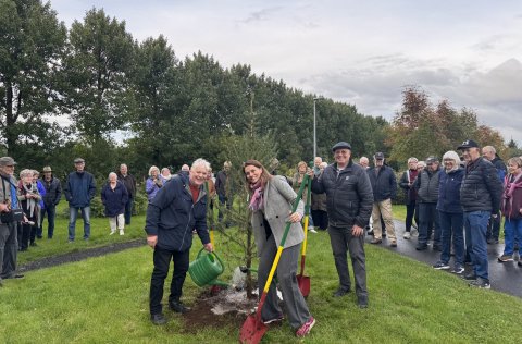 Friðrik Baldursson, Ásdís Kristjánsdóttir og Sigurður Skúlason við gróðursetningu.