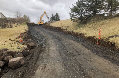 Framkvæmdir við göngu- og hjólastíg meðfram Lindarvegi
