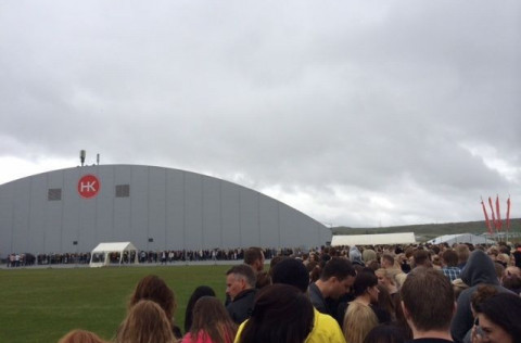 Tónleikagestir bíða í röð fyrir utan Kórinn