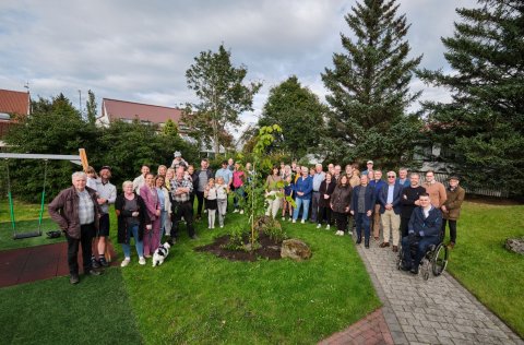 Íbúar Bjarnhólastígs komu saman í tilefni þess að gatan er Gata ársins í Kópavogi 2025.