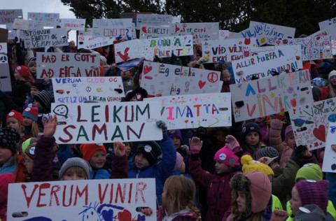 Krakkar á leikskólanum Urðarhóli voru vel skiltum búin þegar þau tóku þátt í göngu gegn einelti í f…