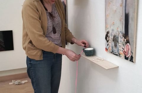 Unnið að uppsetningu útskriftarsýningu meistaranema 2015 í Gerðarsafni.