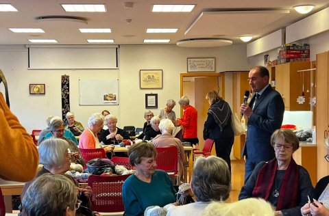 Forseti Íslands ræðir við heimilisfólk Gjábakka.