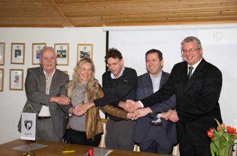 Fögnuður eftir undirritun viljayfirlýsingarinnar