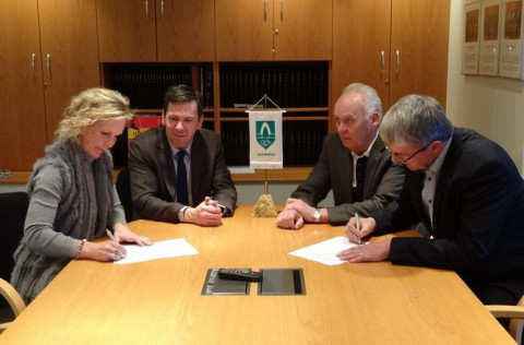 Samningurinn undirritaður