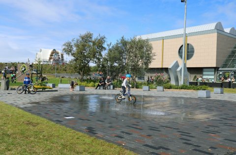 Gosbrunnurinn á túninu við Menningarhúsin í Kópavogi er vinsæll.