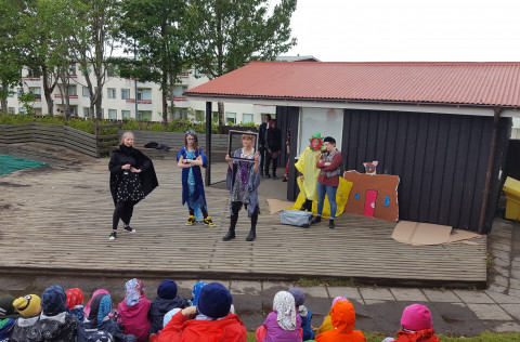 Frá leiksýningu 16 og 17 ára unglinga í Götuleikhúsinu í Kópavogi.