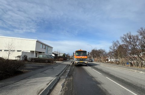 Götusópun á Borgarholtsbraut í apríl 2024.