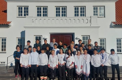 Forseti Íslands, Halla Tómasdóttir, tók vel á móti grænlenskum börnum á Bessastöðum.