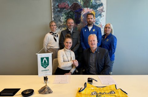 Á myndinni eru frá vinstri: Tanja Tómasdóttir framkvæmdastjóri Breiðablik, Ásgeir Baldurs, formaður…