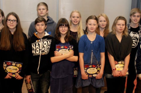 Stoltir verðlaunahafar í Salnum í dag. Þau fengu bókargjöf að verðlaun, m.a. Hávamál áritaða af Þór…