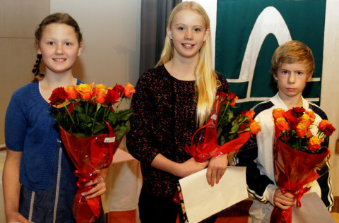 Verðlaunahafarnir þrír sem voru í efstu sætunum í grunnskólakeppninni fyrir árið 2012: Hrönn Kriste…