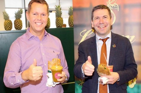 Ármann bæjarstjóri og Guðmund Halldórsson forstöðumann sundlaugarinnar gæða sér á samloku og djús f…