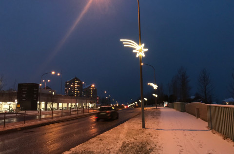 Nýjung í jólaskreytingum bæjarins 2017: Halastjörnur á Fífuhvammsvegi.