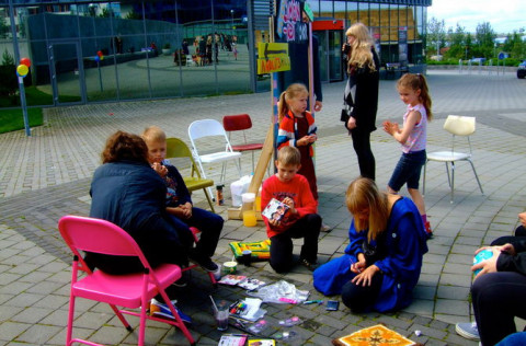 Skapandi gleði á Hálsatorgi