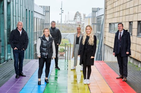 Á myndinni eru frá vinstri: Valdimar Gunnarsson, framkvæmdastjóri UMSK, Olga Bjarnadóttir, framkvæm…