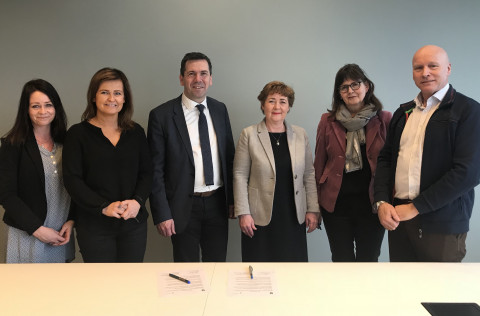 Á myndinni eru Gauja Hálfdanardóttir deildarstjóri þjónustu aldraðra, Theodóra S. Þorsteinsdóttir f…