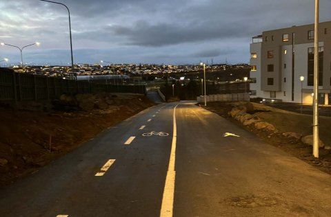 Hjólastígur um Kópavogsháls hefur opnað á ný.