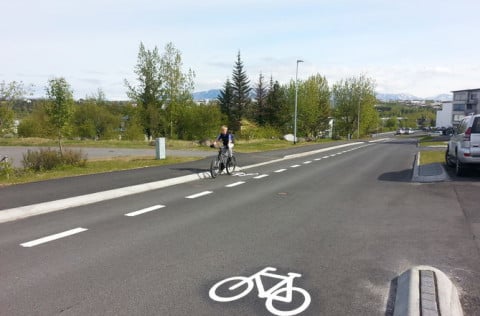 Reiðhjólastígur við Ásbraut.