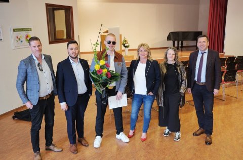 Á myndinni eru bæjarlistamaðurinn ásamt lista- og menningarráði og bæjarstjóra. Frá vinstri: Guðmun…