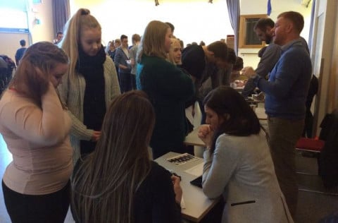 Nemendur í starfskynningu í Hörðuvallaskóla.