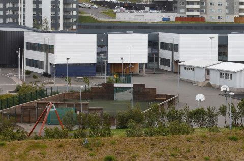 Battavöllur við Hörðuvallaskóla er á meðal gervigrasvalla sem rannsakaðir voru í skýrslunni.