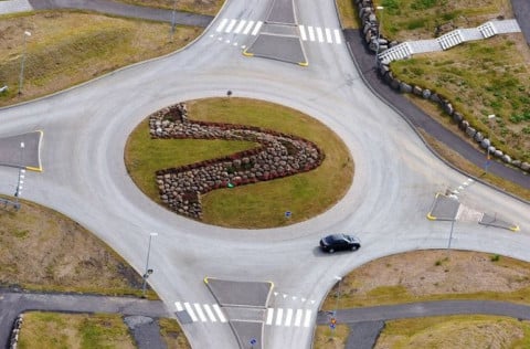 Hringtorg í Kópavogi með logo Kópavogs.